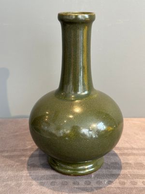 A Chinese monochrome teadust-glazed bottle vase, Qianlong mark and of the period — photo 3