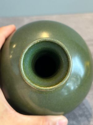 A Chinese monochrome teadust-glazed bottle vase, Qianlong mark and of the period — photo 4