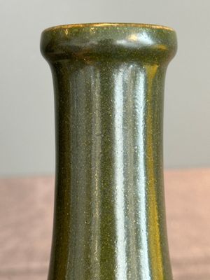 A Chinese monochrome teadust-glazed bottle vase, Qianlong mark and of the period — photo 5