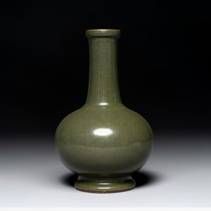 A Chinese monochrome teadust-glazed bottle vase, Qianlong mark and of the period — photo 1