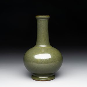A Chinese monochrome teadust-glazed bottle vase, Qianlong mark and of the period — photo 2