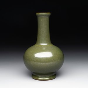 A Chinese monochrome teadust-glazed bottle vase, Qianlong mark and of the period — photo 3