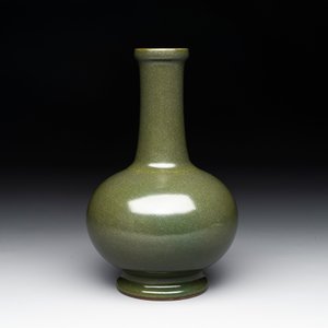 A Chinese monochrome teadust-glazed bottle vase, Qianlong mark and of the period — photo 4
