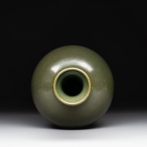 A Chinese monochrome teadust-glazed bottle vase, Qianlong mark and of the period — photo 5