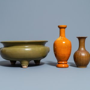 A Chinese monochrome teadust-glazed censer and two monochrome vases, 19/20th C. — 照片 3