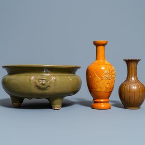 A Chinese monochrome teadust-glazed censer and two monochrome vases, 19/20th C. — 照片 4