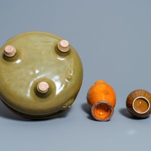 A Chinese monochrome teadust-glazed censer and two monochrome vases, 19/20th C. — 照片 6