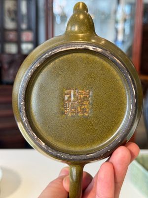 A Chinese monochrome teadust-glazed teapot, Yongzheng seal mark, 18/19th C. — photo 13