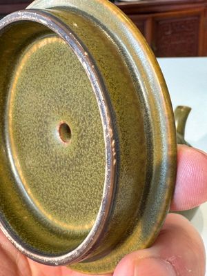 A Chinese monochrome teadust-glazed teapot, Yongzheng seal mark, 18/19th C. — photo 8