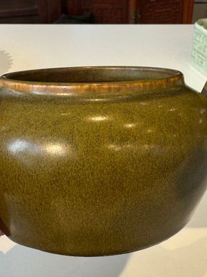A Chinese monochrome teadust-glazed teapot, Yongzheng seal mark, 18/19th C. — photo 9
