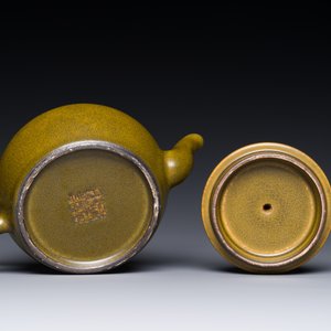 A Chinese monochrome teadust-glazed teapot, Yongzheng seal mark, 18/19th C. — photo 4