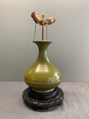 A Chinese monochrome teadust-glazed vase mounted as a lamp, 18/19th C. — photo 1