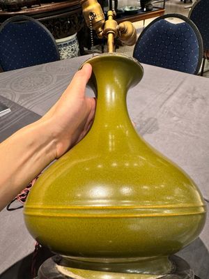 A Chinese monochrome teadust-glazed vase mounted as a lamp, 18/19th C. — photo 15