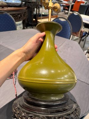 A Chinese monochrome teadust-glazed vase mounted as a lamp, 18/19th C. — photo 16