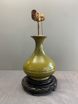 A Chinese monochrome teadust-glazed vase mounted as a lamp, 18/19th C. — photo 2