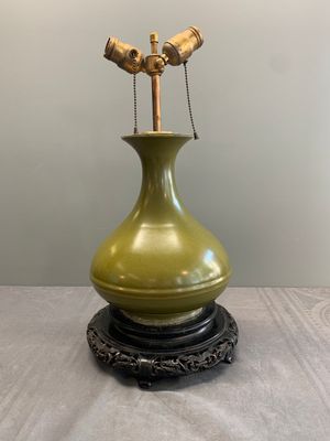 A Chinese monochrome teadust-glazed vase mounted as a lamp, 18/19th C. — photo 3