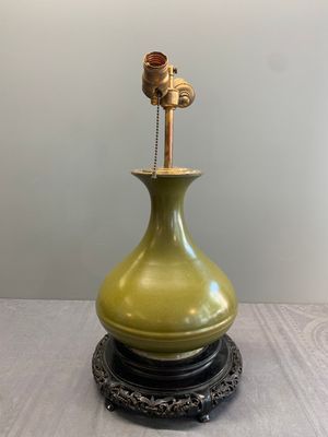A Chinese monochrome teadust-glazed vase mounted as a lamp, 18/19th C. — photo 4