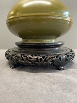 A Chinese monochrome teadust-glazed vase mounted as a lamp, 18/19th C. — photo 5