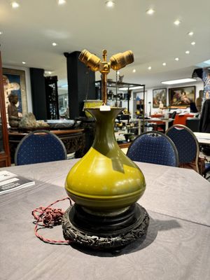 A Chinese monochrome teadust-glazed vase mounted as a lamp, 18/19th C. — photo 7