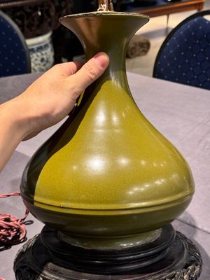 A Chinese monochrome teadust-glazed vase mounted as a lamp, 18/19th C. — photo 9