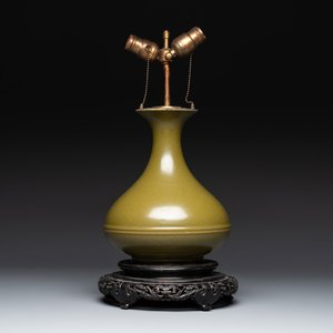 A Chinese monochrome teadust-glazed vase mounted as a lamp, 18/19th C. — photo 1
