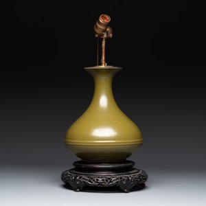 A Chinese monochrome teadust-glazed vase mounted as a lamp, 18/19th C. — photo 2