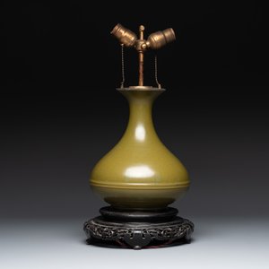 A Chinese monochrome teadust-glazed vase mounted as a lamp, 18/19th C. — photo 3