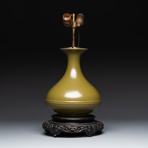A Chinese monochrome teadust-glazed vase mounted as a lamp, 18/19th C. — photo 4