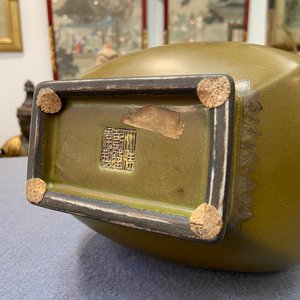 A Chinese monochrome teadust-glazed vase overdecorated in silver and gilt, Qianlong mark, Republic — photo 11