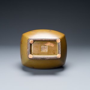A Chinese monochrome teadust-glazed vase overdecorated in silver and gilt, Qianlong mark, Republic — photo 6