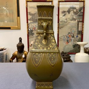 A Chinese monochrome teadust-glazed vase overdecorated in silver and gilt, Qianlong mark, Republic — photo 8