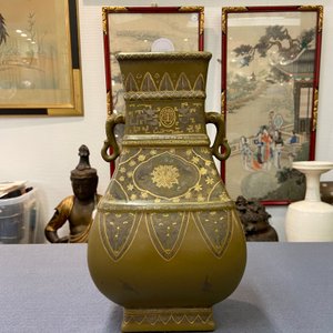 A Chinese monochrome teadust-glazed vase overdecorated in silver and gilt, Qianlong mark, Republic — photo 9