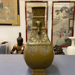 A Chinese monochrome teadust-glazed vase overdecorated in silver and gilt, Qianlong mark, Republic — photo 10