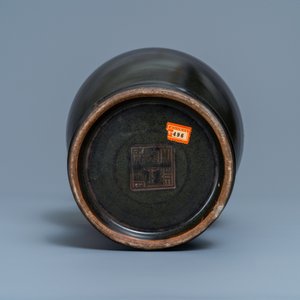 A Chinese monochrome teadust vase, Yongzheng mark, 19th C. — photo 5