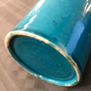 A Chinese monochrome turquoise-glazed brush pot and a plate, Kangxi — 照片 18