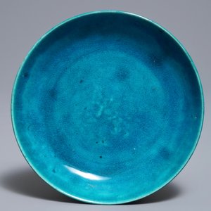 A Chinese monochrome turquoise-glazed brush pot and a plate, Kangxi — 照片 2