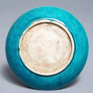 A Chinese monochrome turquoise-glazed brush pot and a plate, Kangxi — 照片 3