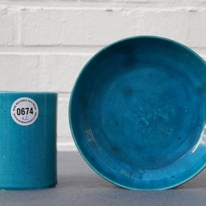 A Chinese monochrome turquoise-glazed brush pot and a plate, Kangxi — 照片 10