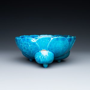 A Chinese monochrome turquoise-glazed flower-shaped tripod bowl on carved wooden stand, 19/20th C. — 照片 4