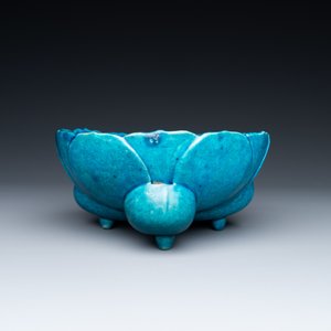 A Chinese monochrome turquoise-glazed flower-shaped tripod bowl on carved wooden stand, 19/20th C. — 照片 5