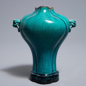 A Chinese monochrome turquoise-glazed vase on stand, 18th C. — photo 1