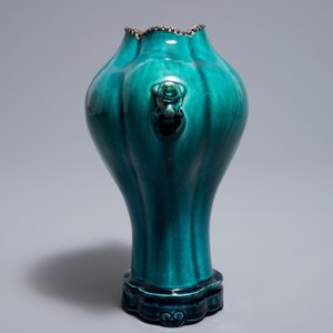 A Chinese monochrome turquoise-glazed vase on stand, 18th C. — photo 2