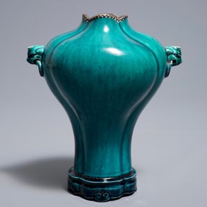 A Chinese monochrome turquoise-glazed vase on stand, 18th C. — photo 3
