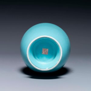 A Chinese monochrome turquoise-glazed vase, Qianlong mark and of the period — 照片 4