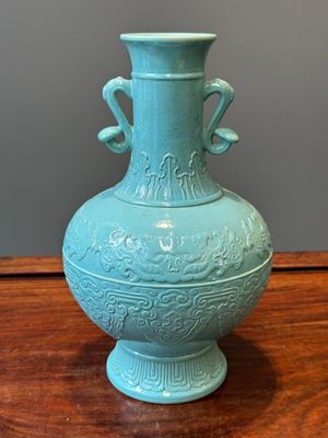A Chinese monochrome turquoise-glazed vase with ruyi handles, Qianlong mark, 19/20th C. — 照片 3