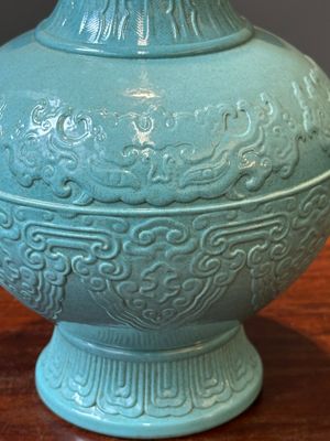 A Chinese monochrome turquoise-glazed vase with ruyi handles, Qianlong mark, 19/20th C. — 照片 7