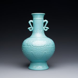 A Chinese monochrome turquoise-glazed vase with ruyi handles, Qianlong mark, 19/20th C. — 照片 2