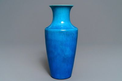 A Chinese monochrome turquoise rouleau vase, 18/19th C.