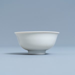 A Chinese monochrome white-glazed anhua-decorated 'dragon' bowl, Yongzheng mark and of the period — 照片 4
