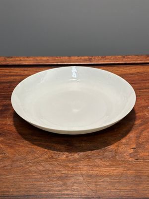 A Chinese monochrome white-glazed anhua 'dragon' plate, 18th C. — 照片 1
